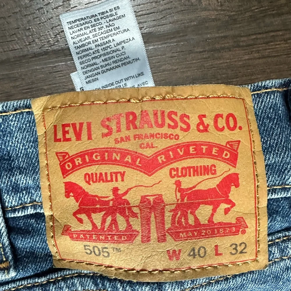 Levi's 505 40 32 jean’s blue Relaxed straight with Distressed Details men’s